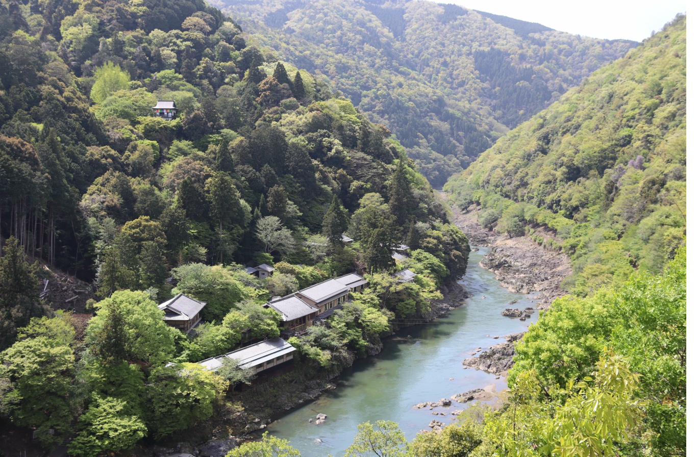 Hozu-Fluss mit Ryokan in Arashiyama