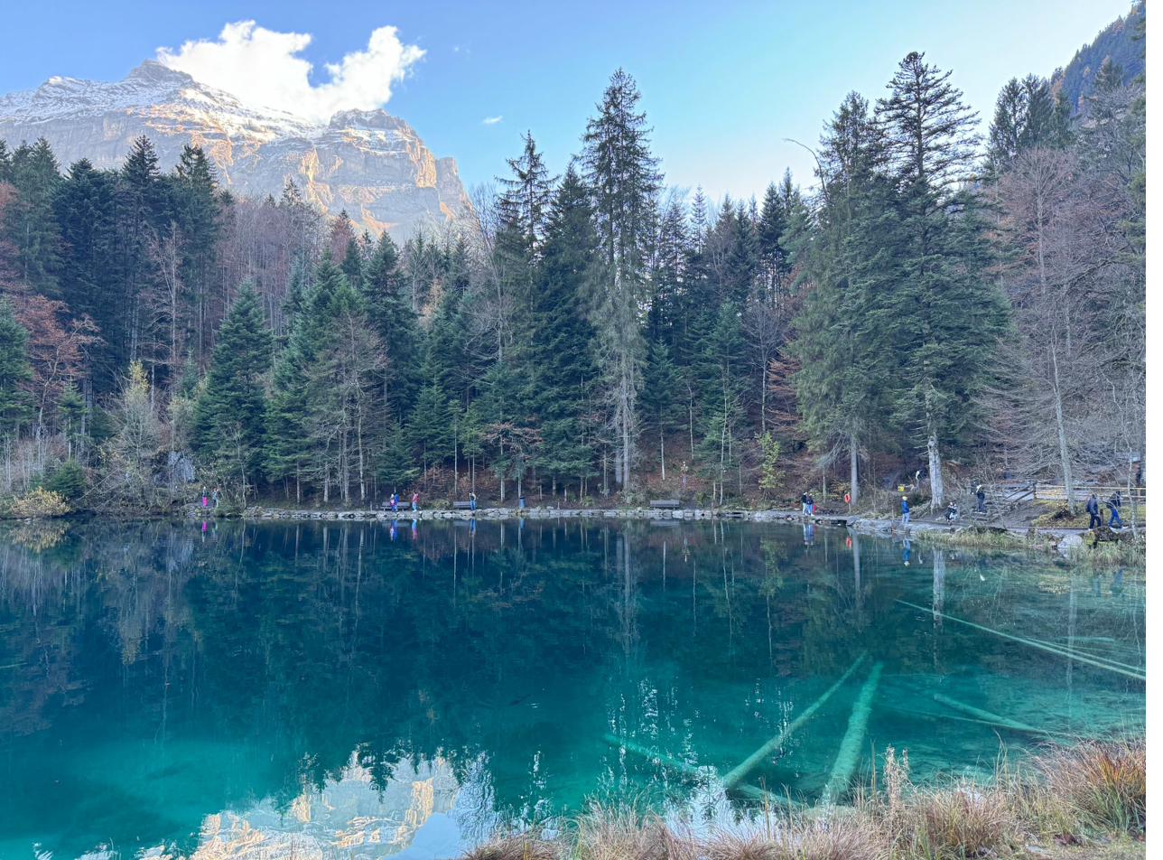 Türkisblauer Bergsee im Berner Oberland