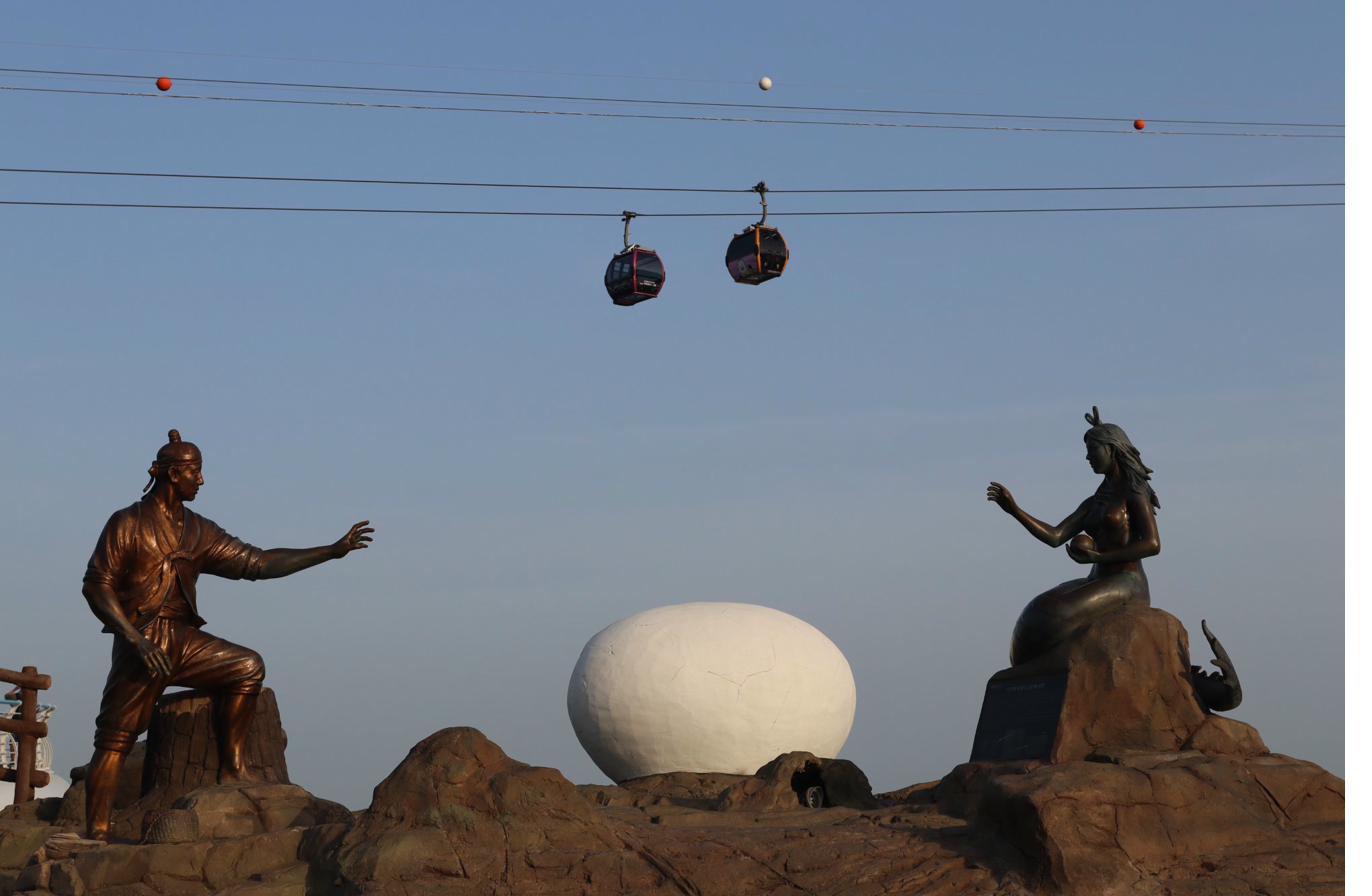 Bronzestatuen mit Seilbahn in Busan