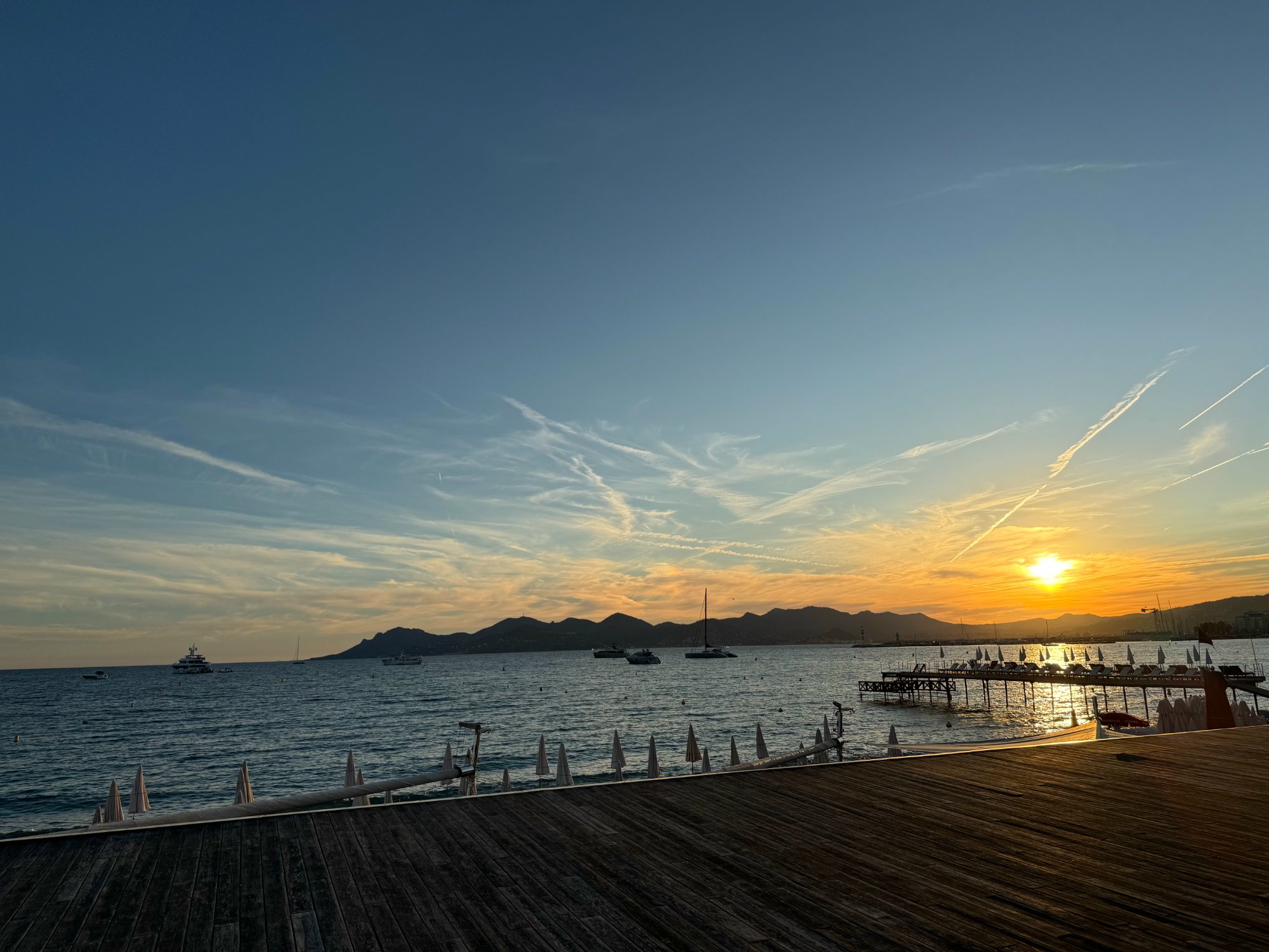Sonnenuntergang über dem Meer in Cannes