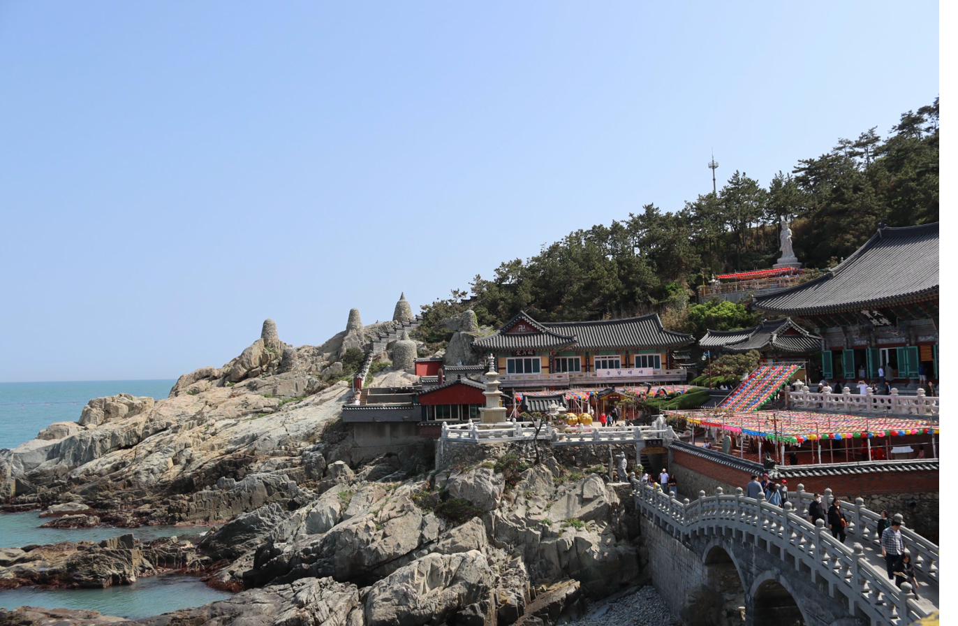 Haedong Yonggungsa Tempel an den Felsen