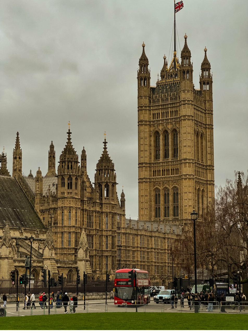 Houses of Parliament mit rotem Doppeldeckerbus