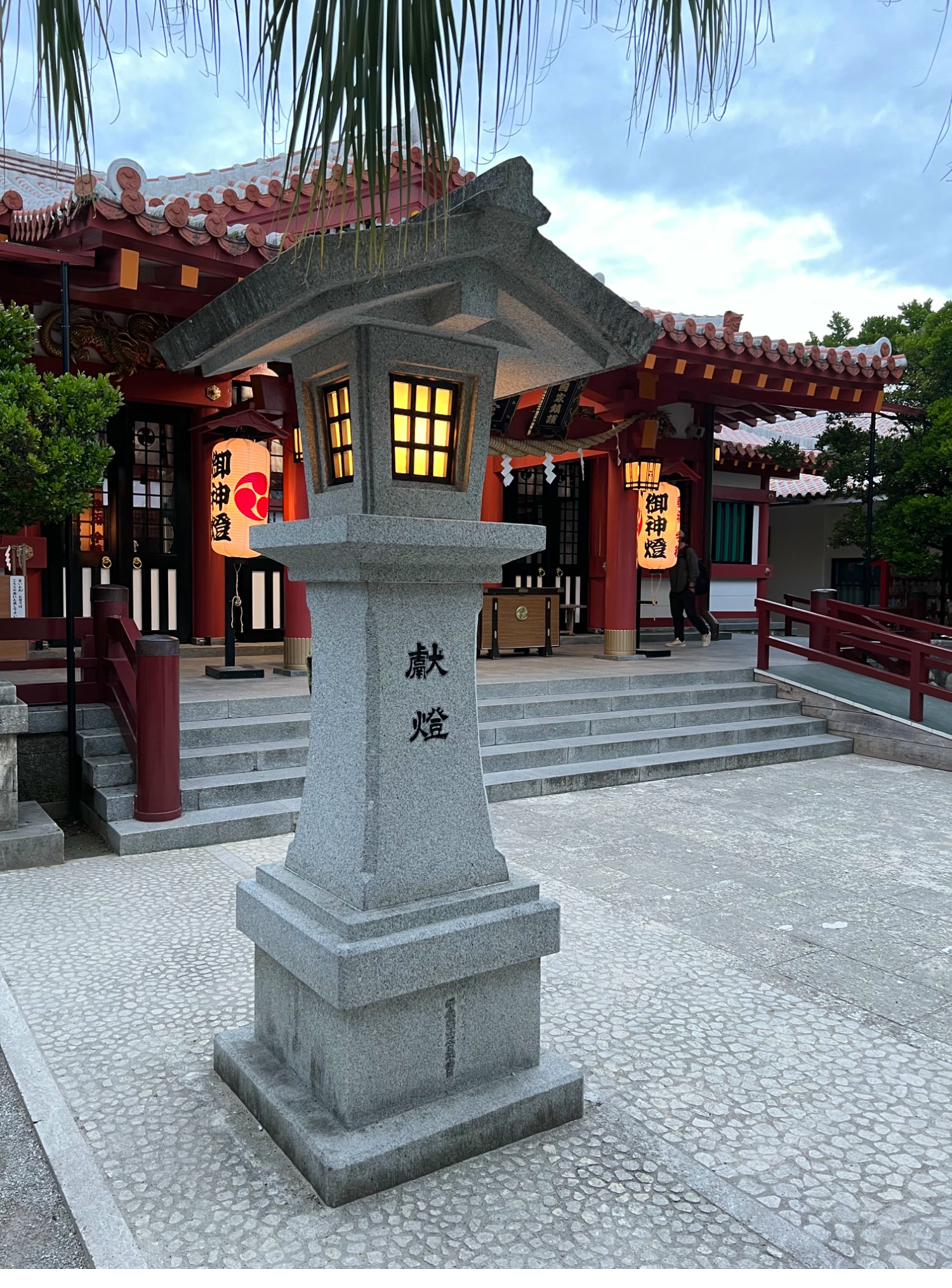 Ryūkyū-Schrein mit Steinlaterne in Naha