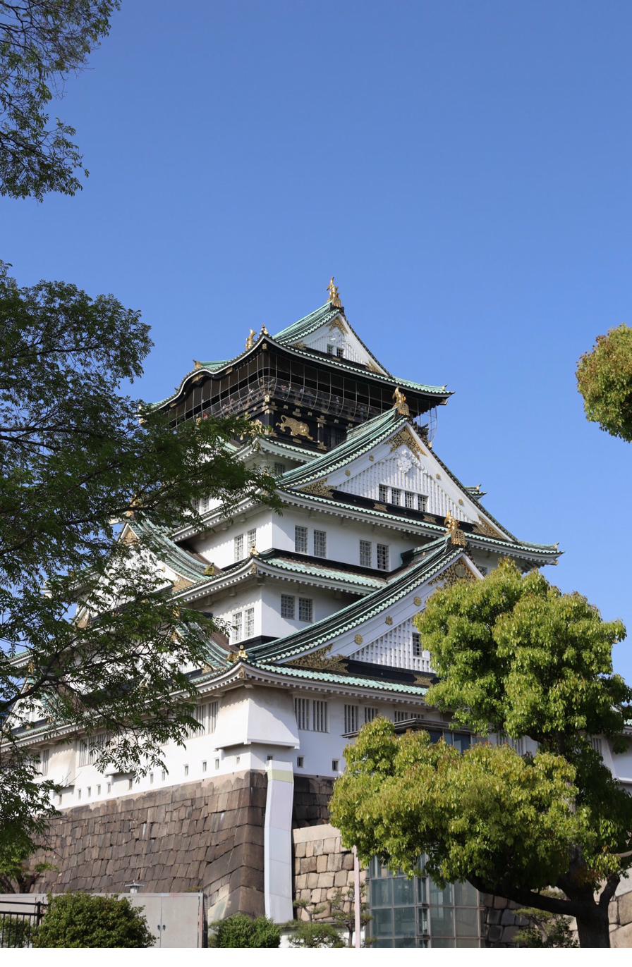 Osaka Castle im Sonnenschein