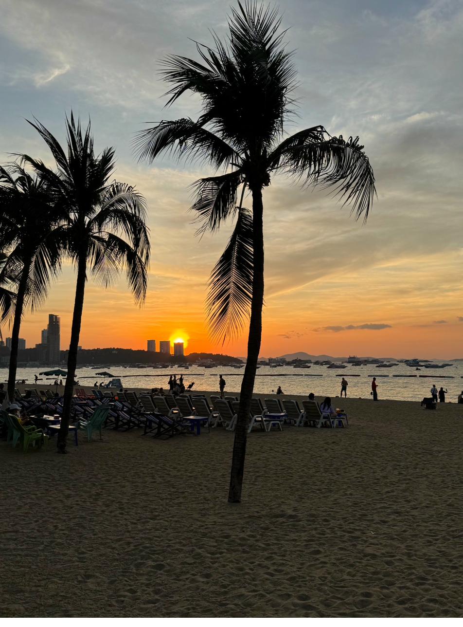 Sonnenuntergang am Pattaya Beach mit Palmen