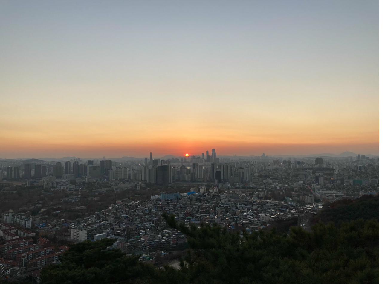 Sonnenuntergang über Seoul vom Berg