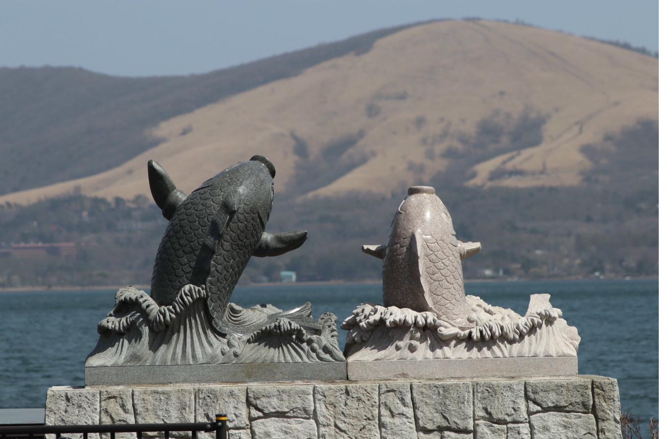 Koi-Statuen am Yamanaka-See