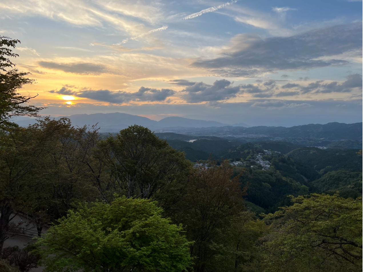Sonnenuntergang über den Bergen bei Yoshino